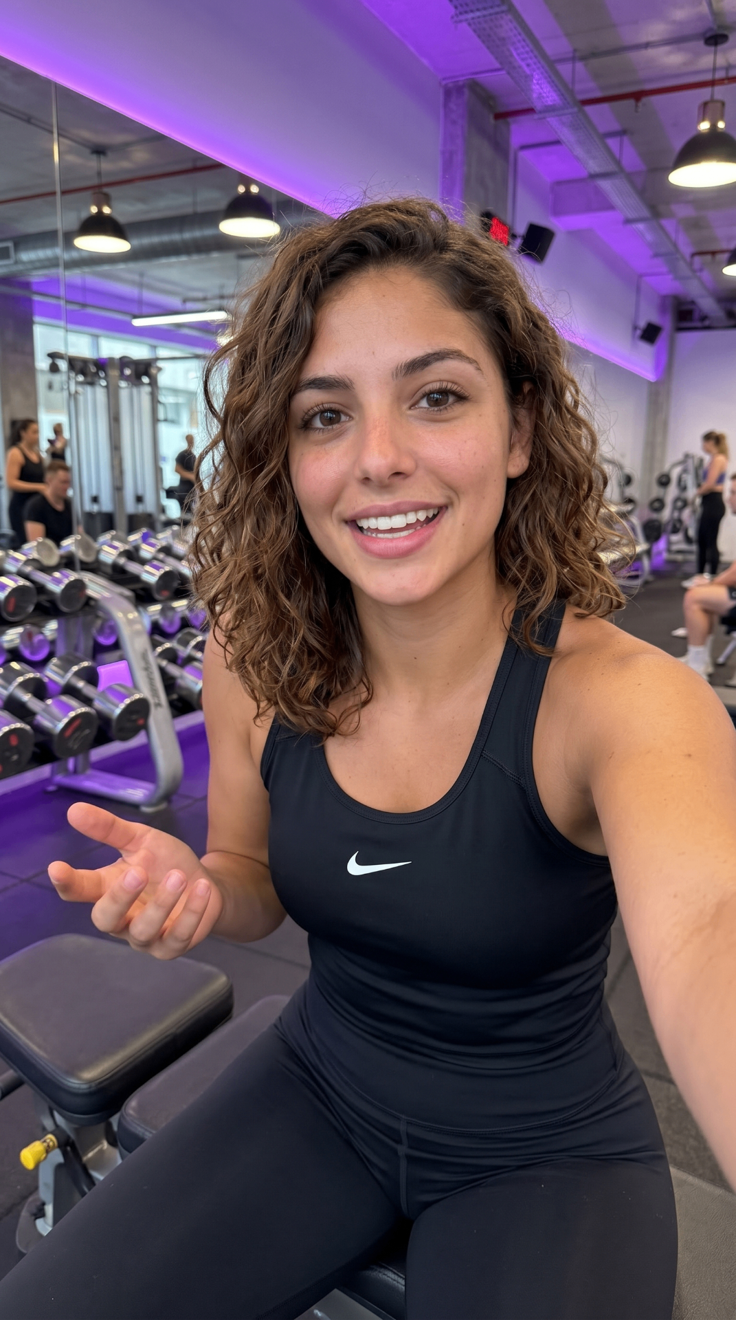 Personagem fitness em academia criado com prompt hiper-realista